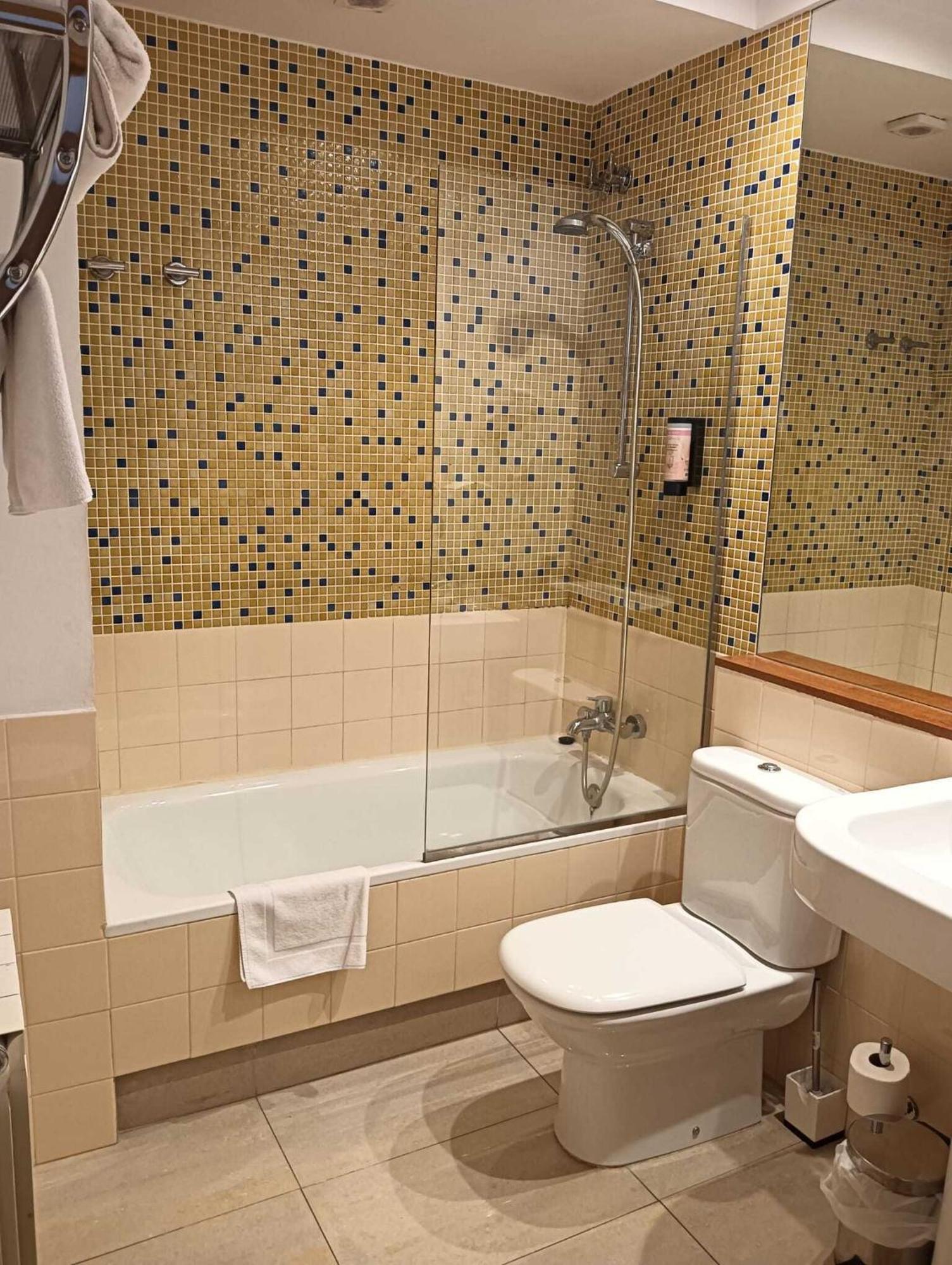 Gastro Hotel La Giraldilla Lierganes Bilik gambar